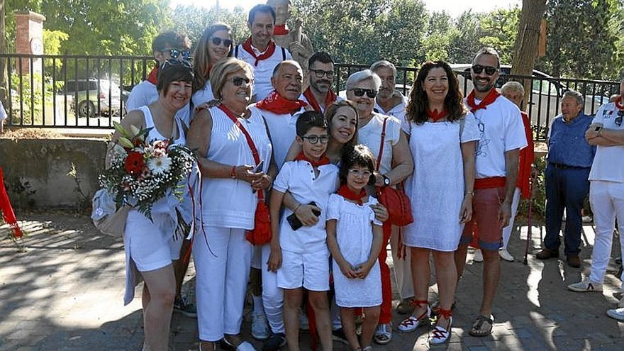 Manuel Navarro, en el centro, rodeado de su familia. | FOTO: F. P-N.