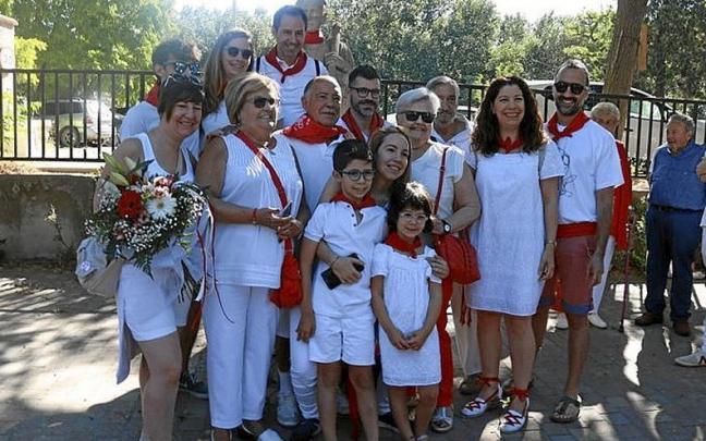 Manuel Navarro, en el centro, rodeado de su familia. | FOTO: F. P-N.