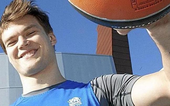 Kotsar posa sonriente junto al Buesa Arena.