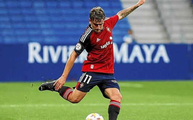 Pau Martínez se dispone a ejecutar una acción a balón parado.