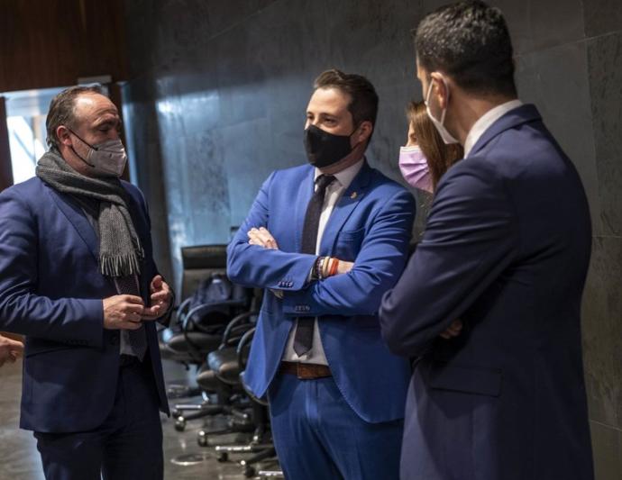 Javier Esparza, con Alejandro Toquero, alcalde de Tudela, y los concejales Irene Royo y Carlos Aguado, en el Parlamento