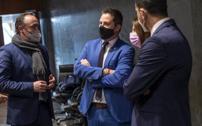 Javier Esparza, con Alejandro Toquero, alcalde de Tudela, y los concejales Irene Royo y Carlos Aguado, en el Parlamento