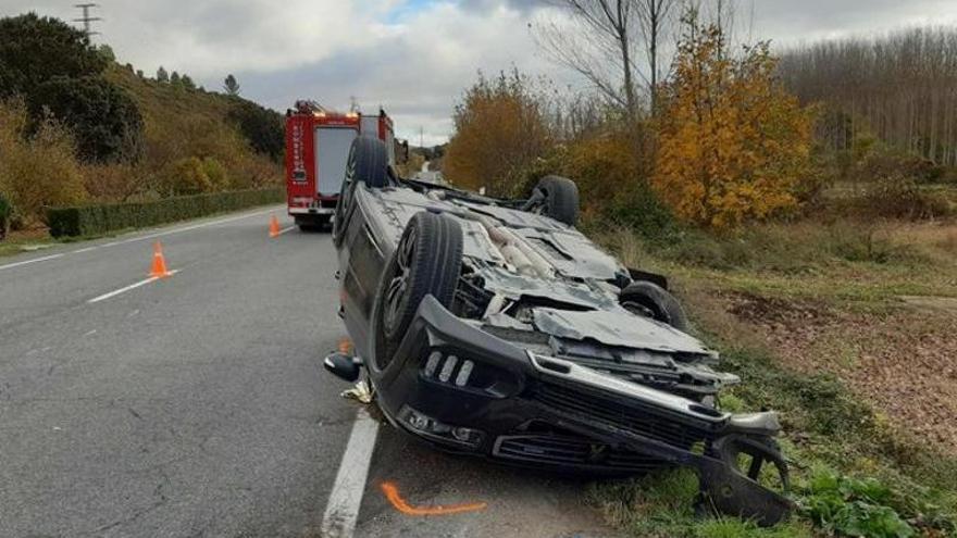 Estado del coche tras el accidente en el que Diego Albéniz perdió la mano.