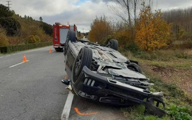 Estado del coche tras el accidente en el que Diego Albéniz perdió la mano.