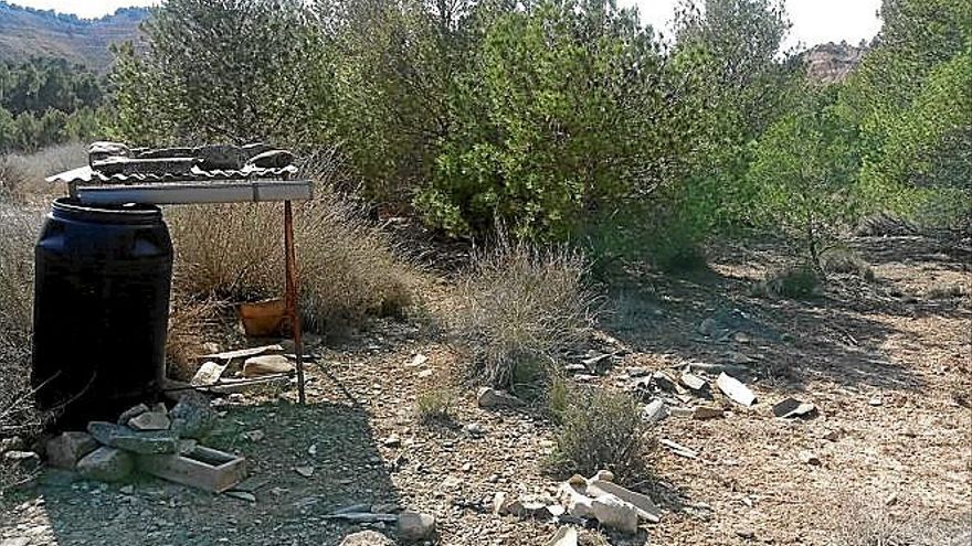 Uno de los puestos con agua, con restos de amianto.