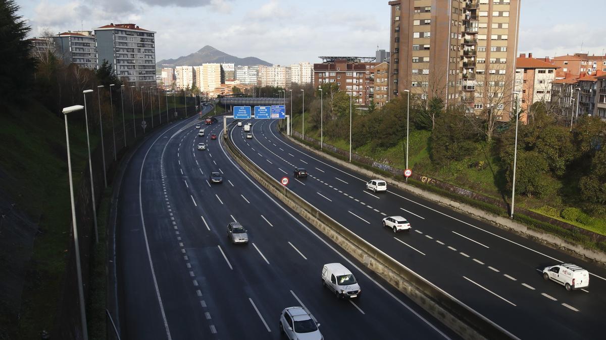 Varias viviendas, en Barakaldo, junto a la autopista A-8.