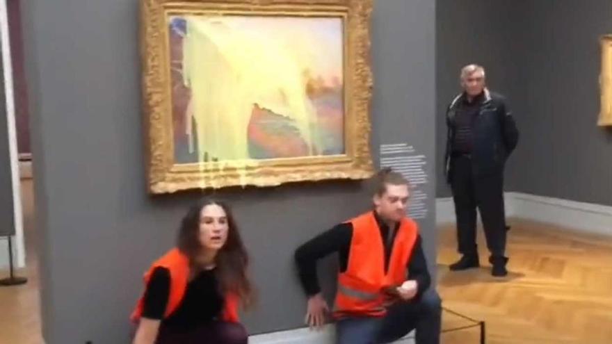 Lanzan puré de patata a un cuadro de Monet en Alemania