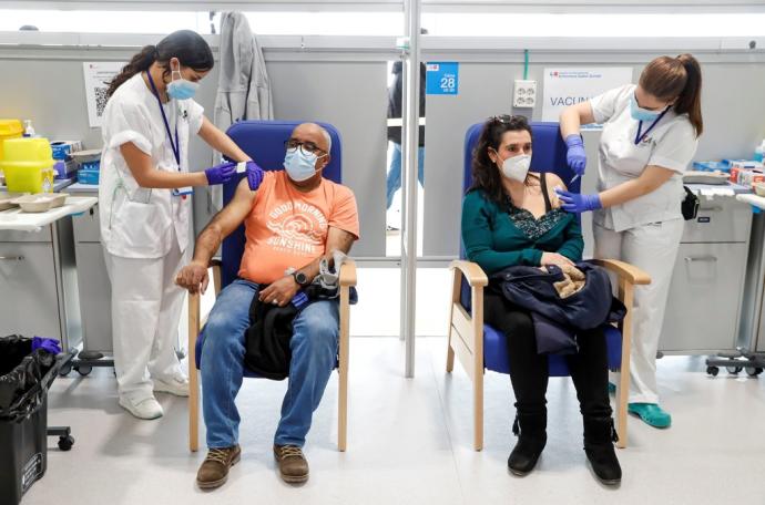 Dos enfermeras administran la vacuna en el Hospital de Emergencias Enfermera Isabel Zendal de Madrid.