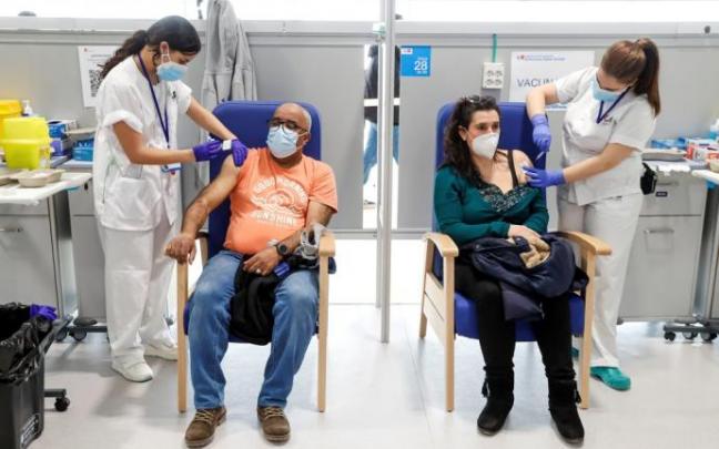 Dos enfermeras administran la vacuna en el Hospital de Emergencias Enfermera Isabel Zendal de Madrid. Dos enfermeras administran la vacuna en el Hospital de Emergencias Enfermera Isabel Zendal de Madrid.
