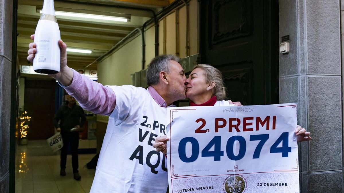 El responsable de la administración de lotería número 1 de Olot (Girona), Alfredo Alfaro, celebra junto a su esposa el haber vendido el número 04074.
