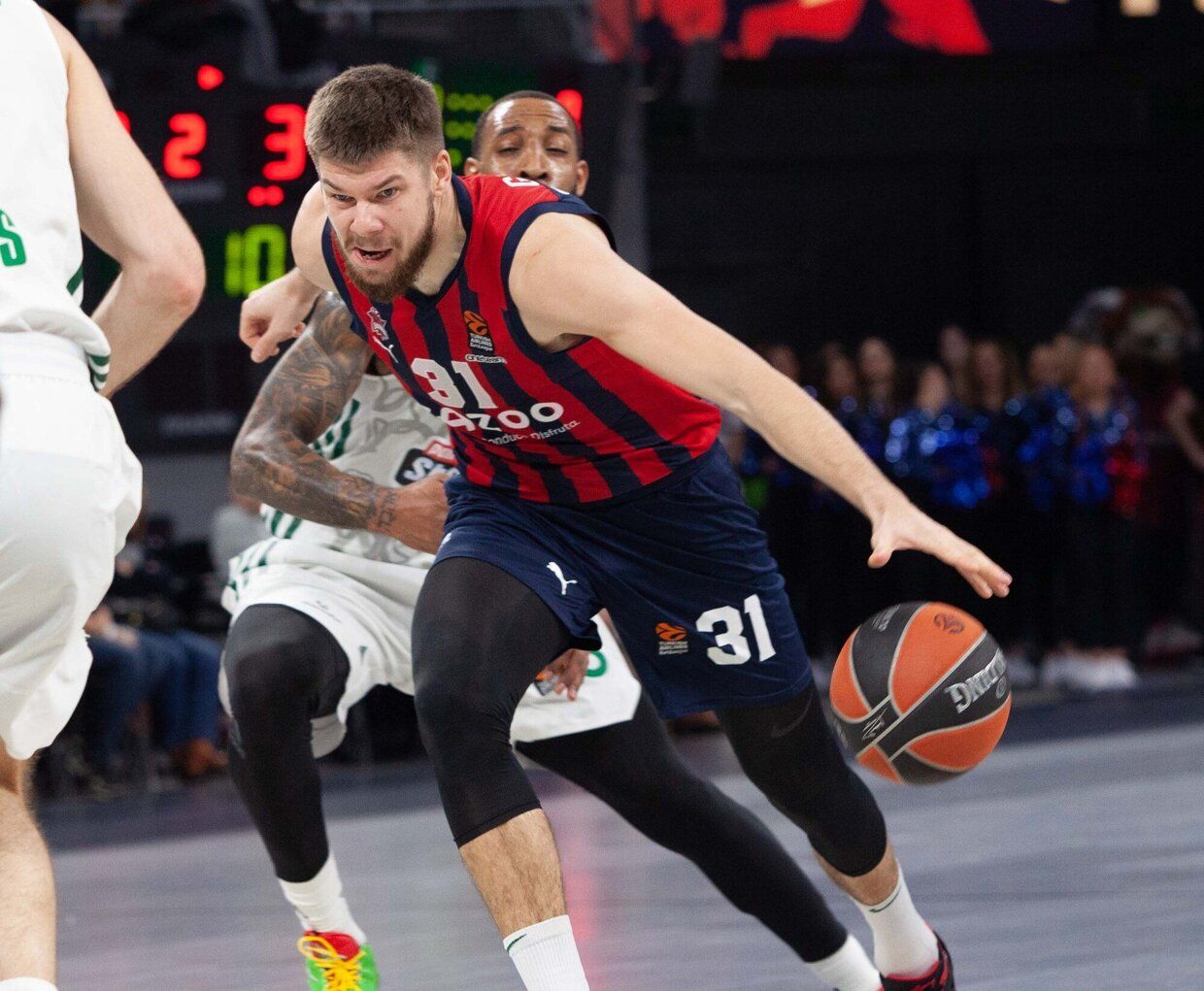 Giedraitis pugna con Williams durante el duelo contra el Panathinaikos