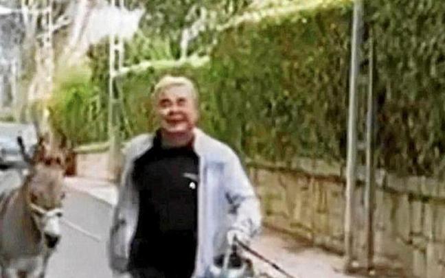 Captura del vídeo en el que se ve a Jorge Javier sacando a pasear a su burro. Captura del vídeo en el que se ve a Jorge Javier sacando a pasear a su burro.