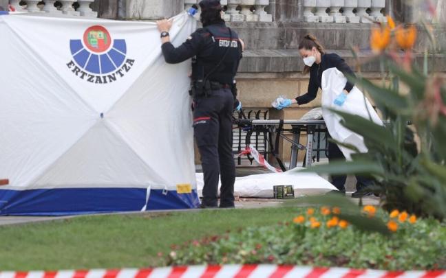 La ertzaintza investiga en la plaza Okendo el apuñalamiento de un joven que resultó muerto el día de Navidad La ertzaintza investiga en la plaza Okendo el apuñalamiento de un joven que resultó muerto el día de Navidad