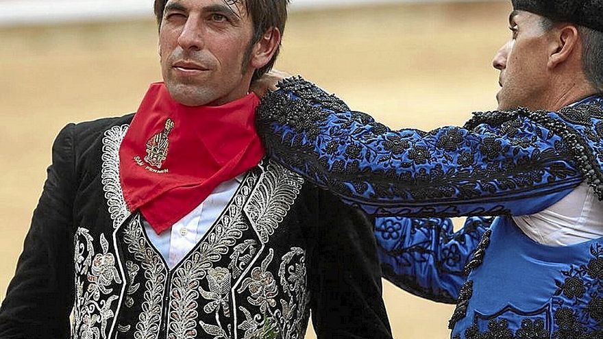 Roberto Armendáriz recibe el pañuelo rojo. | FOTO: IÑAKI PORTO