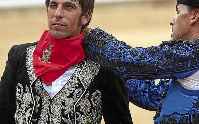 Roberto Armendáriz recibe el pañuelo rojo. | FOTO: IÑAKI PORTO Roberto Armendáriz recibe el pañuelo rojo. | FOTO: IÑAKI PORTO