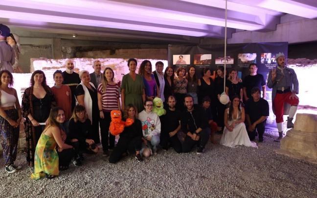 La diputada Lorea Bilbao junto a una nutrida representación de artistas que participarán en la iniciativa.