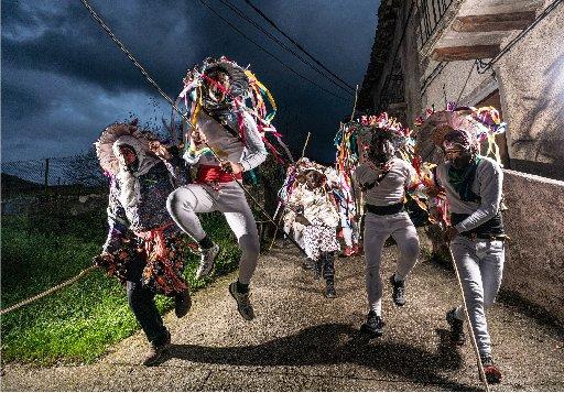 'Mamoxarroak' y 'mutuak' a la carrera por las calles de Unanu durante las celebraciones de carnaval en este pequeño concejo de Ergoiena.