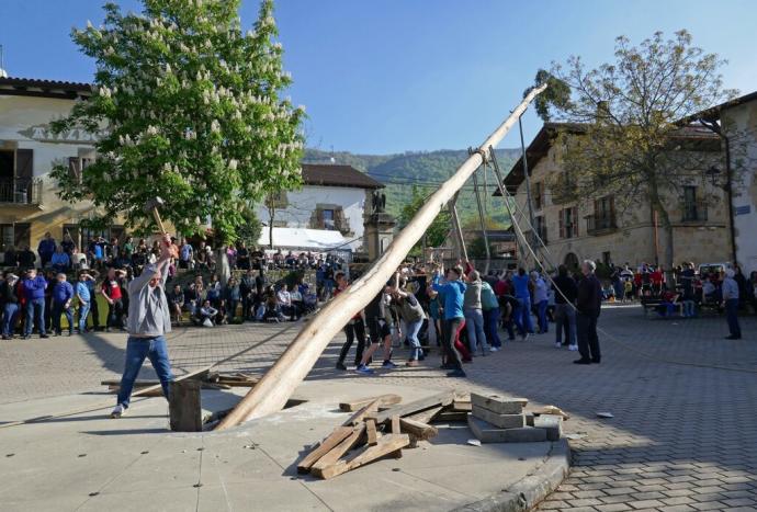 En Iturmendi se levantó el mayo en la plaza por la tarde