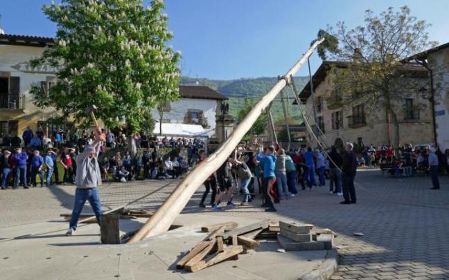 En Iturmendi se levantó el mayo en la plaza por la tarde En Iturmendi se levantó el mayo en la plaza por la tarde