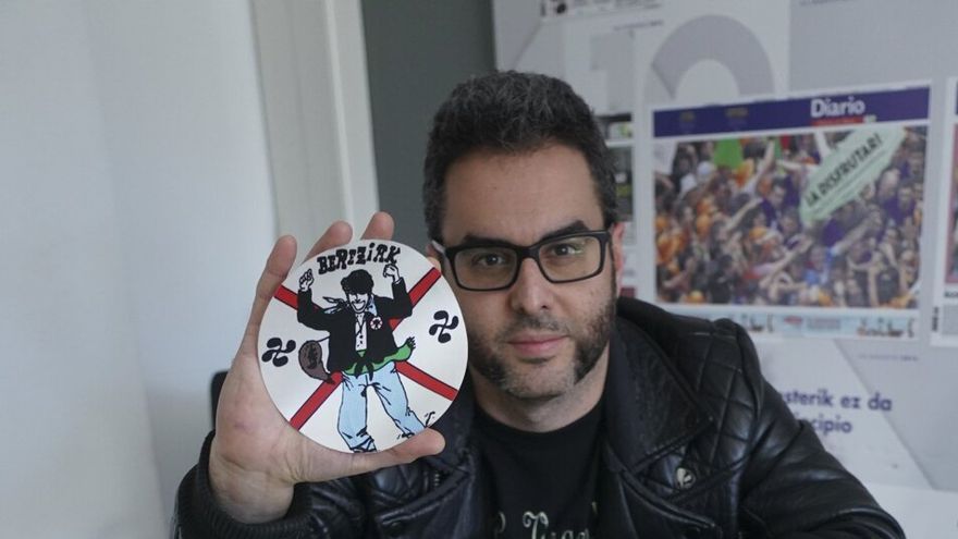 Rafael Resines Pradera con numerosas pegatinas