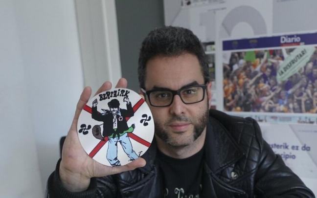 Rafael Resines Pradera con numerosas pegatinas