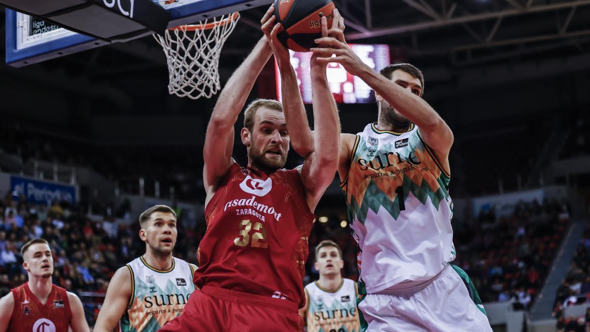 Jeff Withey y Hlinason luchan por un balón sin dueño durante el duelo de ayer.