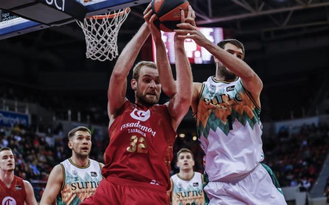 Jeff Withey y Hlinason luchan por un balón sin dueño durante el duelo de ayer.