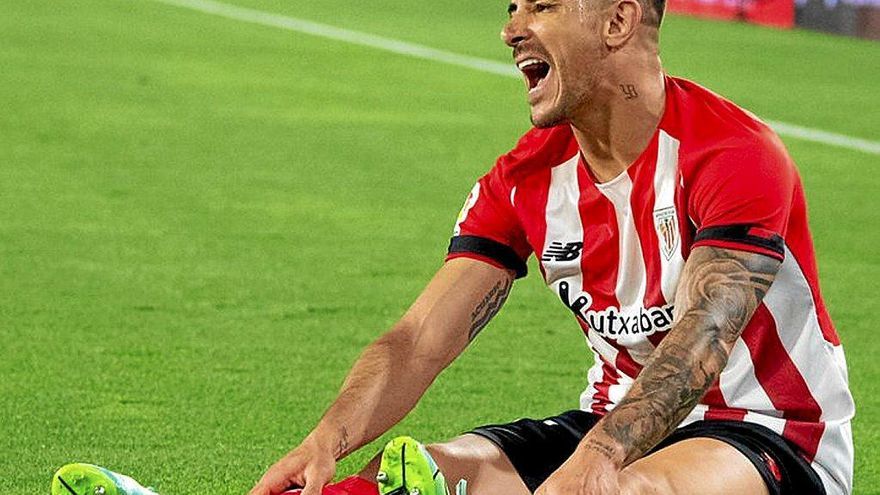 Yuri Berchiche se queja sobre el césped del Sánchez Pizjuán en un instante del encuentro disputado anoche entre el Sevilla y el Athletic.