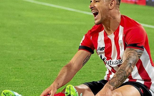 Yuri Berchiche se queja sobre el césped del Sánchez Pizjuán en un instante del encuentro disputado anoche entre el Sevilla y el Athletic. Yuri Berchiche se queja sobre el césped del Sánchez Pizjuán en un instante del encuentro disputado anoche entre el Sevilla y el Athletic.