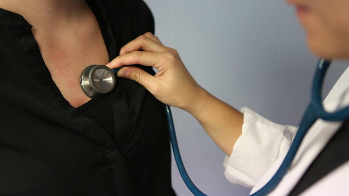 Imagen de archivo de una médico auscultando a una paciente.