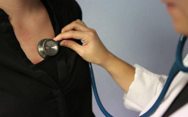 Imagen de archivo de una médico auscultando a una paciente.