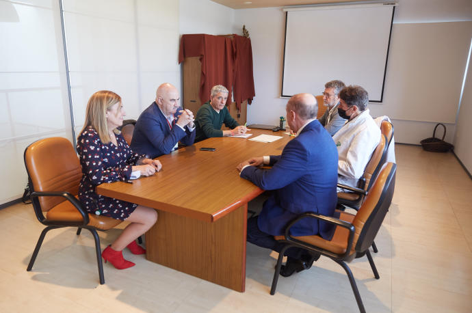 Foto de grupo de la reunión mantenida con Aceites Urzante: De izqda. a dcha: Dolores Marín, el vicepresidente José María Aierdi y Jesús Sesma. En frente, a la derecha, Juan López, José Luis Marín y Jesús Marín.