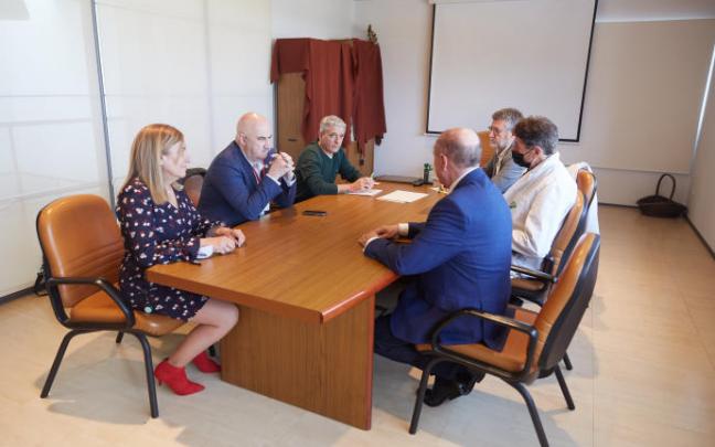 Foto de grupo de la reunión mantenida con Aceites Urzante: De izqda. a dcha: Dolores Marín, el vicepresidente José María Aierdi y Jesús Sesma. En frente, a la derecha, Juan López, José Luis Marín y Jesús Marín.