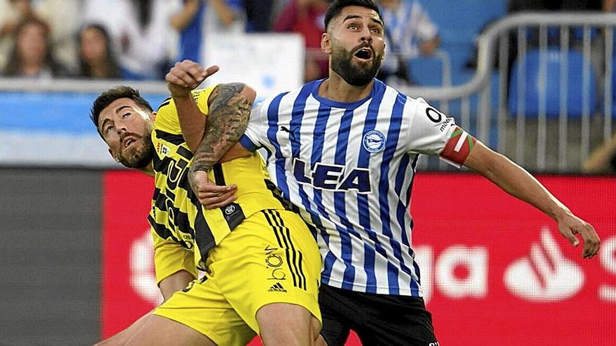 Rubén Duarte pelea por un balón con Sergi Enrich en el pasado Alavés-Oviedo celebrado en Vitoria.