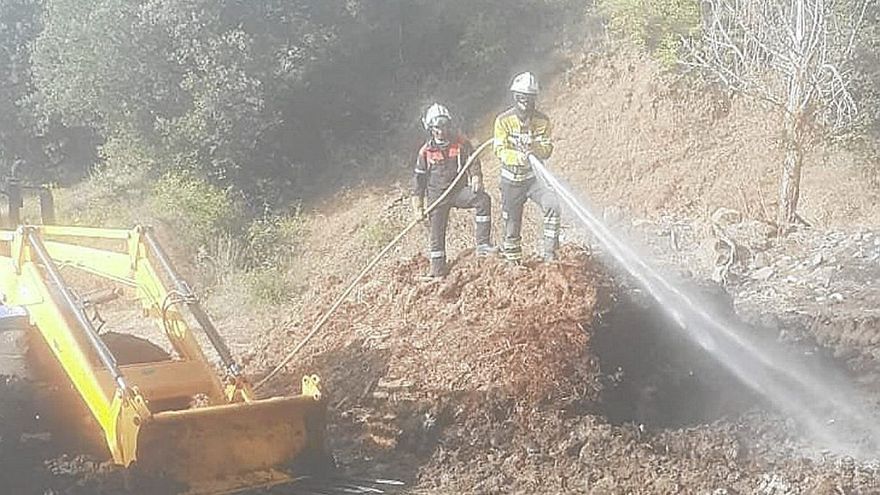 Bomberos del parque de Estella-Lizarra extinguen un incendio en Salinas de Oro provocado por el calor.