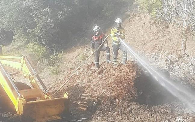 Bomberos del parque de Estella-Lizarra extinguen un incendio en Salinas de Oro provocado por el calor.