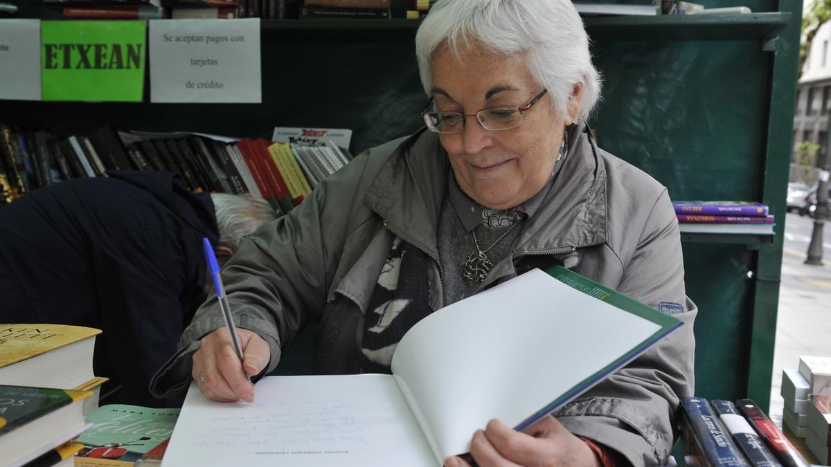 Toti Mart&iacute;nez de Lezea, firmando ejemplares de uno de sus libros.