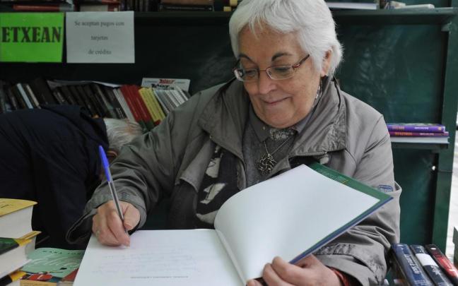 Toti Mart&iacute;nez de Lezea, firmando ejemplares de uno de sus libros.