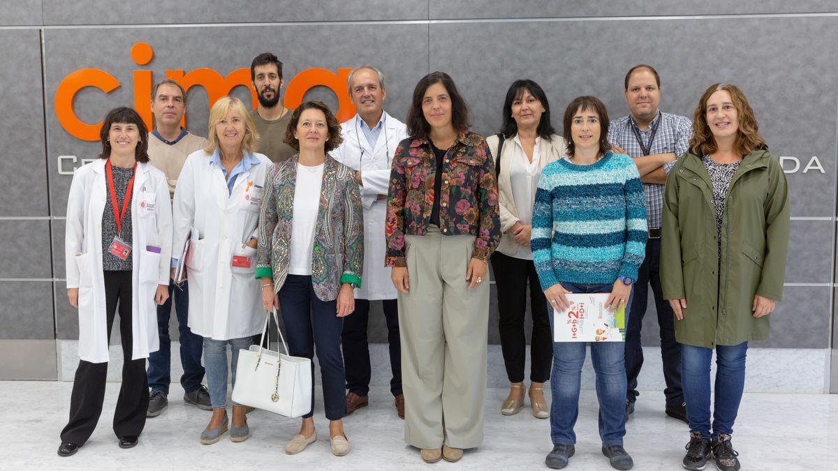 La directora Itoiz junto con los miembros de Gobierno de Navarra, técnicos de CEIN y el personal técnico e investigador del CIMA, el Hospital Universitario de Navarra, la CUN, Navarrabiomed y Recombina Biotech.