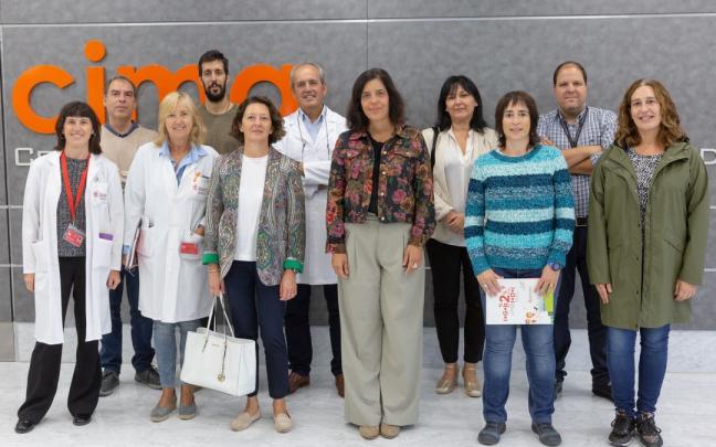 La directora Itoiz junto con los miembros de Gobierno de Navarra, técnicos de CEIN y el personal técnico e investigador del CIMA, el Hospital Universitario de Navarra, la CUN, Navarrabiomed y Recombina Biotech. La directora Itoiz junto con los miembros de Gobierno de Navarra, técnicos de CEIN y el personal técnico e investigador del CIMA, el Hospital Universitario de Navarra, la CUN, Navarrabiomed y Recombina Biotech.