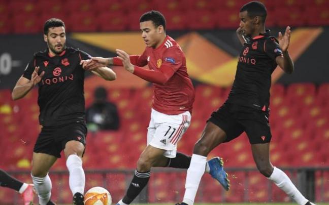 Isak y Merino tratan de robar el balón a un jugador del Manchester