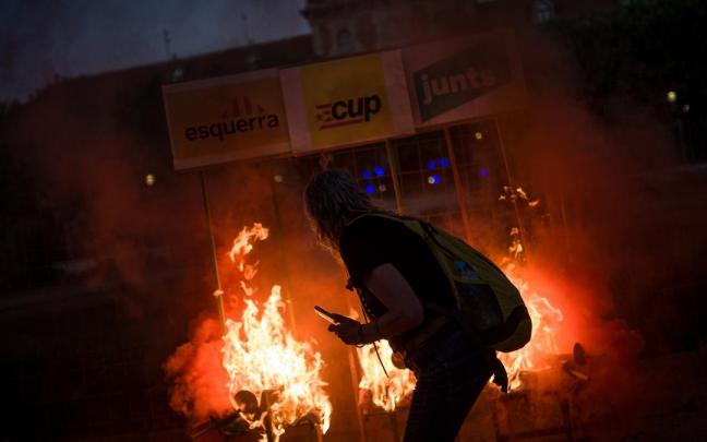 Manifestantes queman ante el Parlament tres sillas, en representación de los tres grupos independentistas, ERC, Junts y CUP. Manifestantes queman ante el Parlament tres sillas, en representación de los tres grupos independentistas, ERC, Junts y CUP.