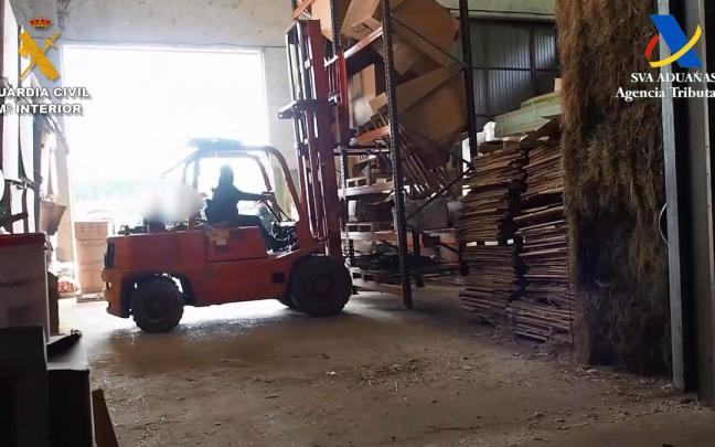 En polígonos industriales de Navarra y la CAV realizaban cargas y descargas de productos paletizados y almacenados. En polígonos industriales de Navarra y la CAV realizaban cargas y descargas de productos paletizados y almacenados.