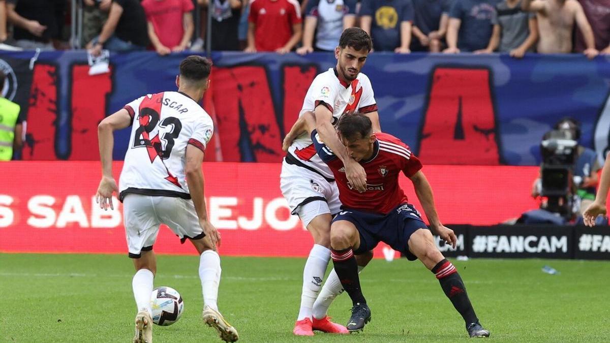 Catena, ante Budimir, en el encuentro entre Osasuna y Rayo Vallecano.