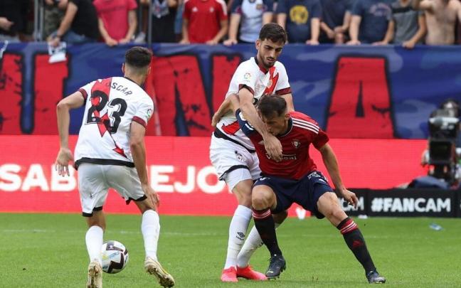 Catena, ante Budimir, en el encuentro entre Osasuna y Rayo Vallecano. Catena, ante Budimir, en el encuentro entre Osasuna y Rayo Vallecano.