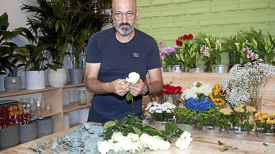 Goya Floristas, con sus tres tiendas en la capital alavesa, es una de las pocas floristerías que abre durante todo el verano. | FOTO: JOSU CHAVARRI