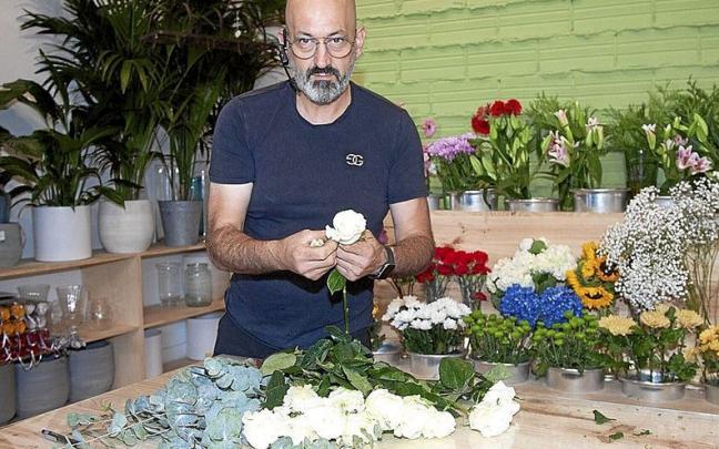 Goya Floristas, con sus tres tiendas en la capital alavesa, es una de las pocas floristerías que abre durante todo el verano. | FOTO: JOSU CHAVARRI