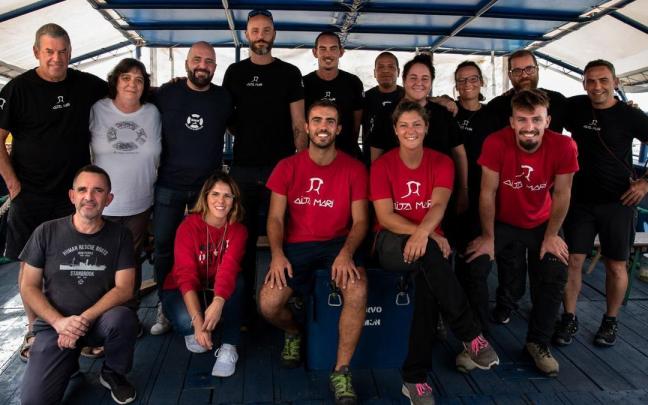 La tripulación del 'Aita Mari' con el director de Migración y Asilo del Gobierno Vasco, Xabier Legarreta, este domingo a bordo del buque humanitario. La tripulación del 'Aita Mari' con el director de Migración y Asilo del Gobierno Vasco, Xabier Legarreta, este domingo a bordo del buque humanitario.