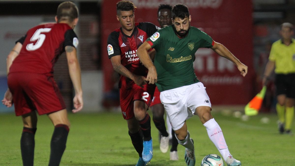 Imagen de un duelo entre el Athletic y el Mirandés, con Asier Villalibre conduciendo el balón.