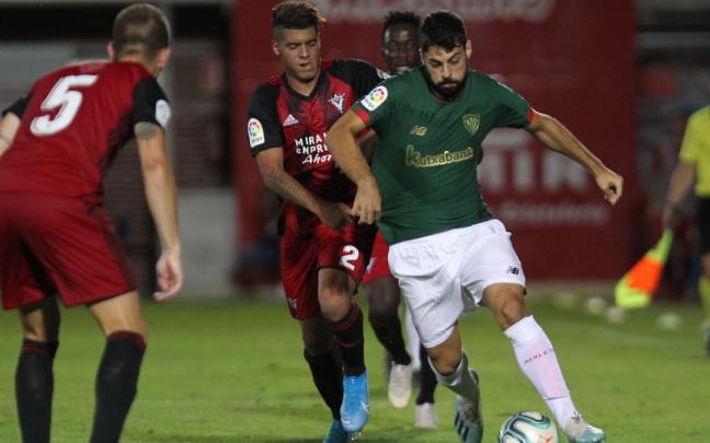 Imagen de un duelo entre el Athletic y el Mirandés, con Asier Villalibre conduciendo el balón.